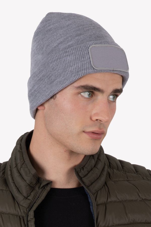 Bonnet avec patch pour marquage facile - Couleur gris. Porté par un homme vue 3/4 face - Marque K-up